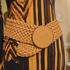 ✨️Guess Leathet Tan Belt with Round Logo Buckle Vintage